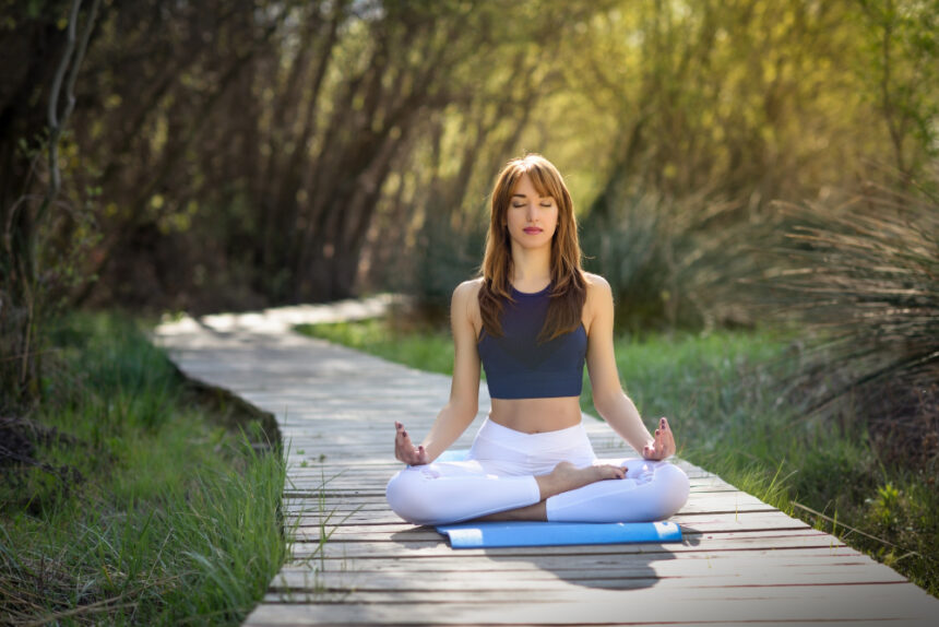 Jakie są korzyści z regularnego ćwiczenia jogi?